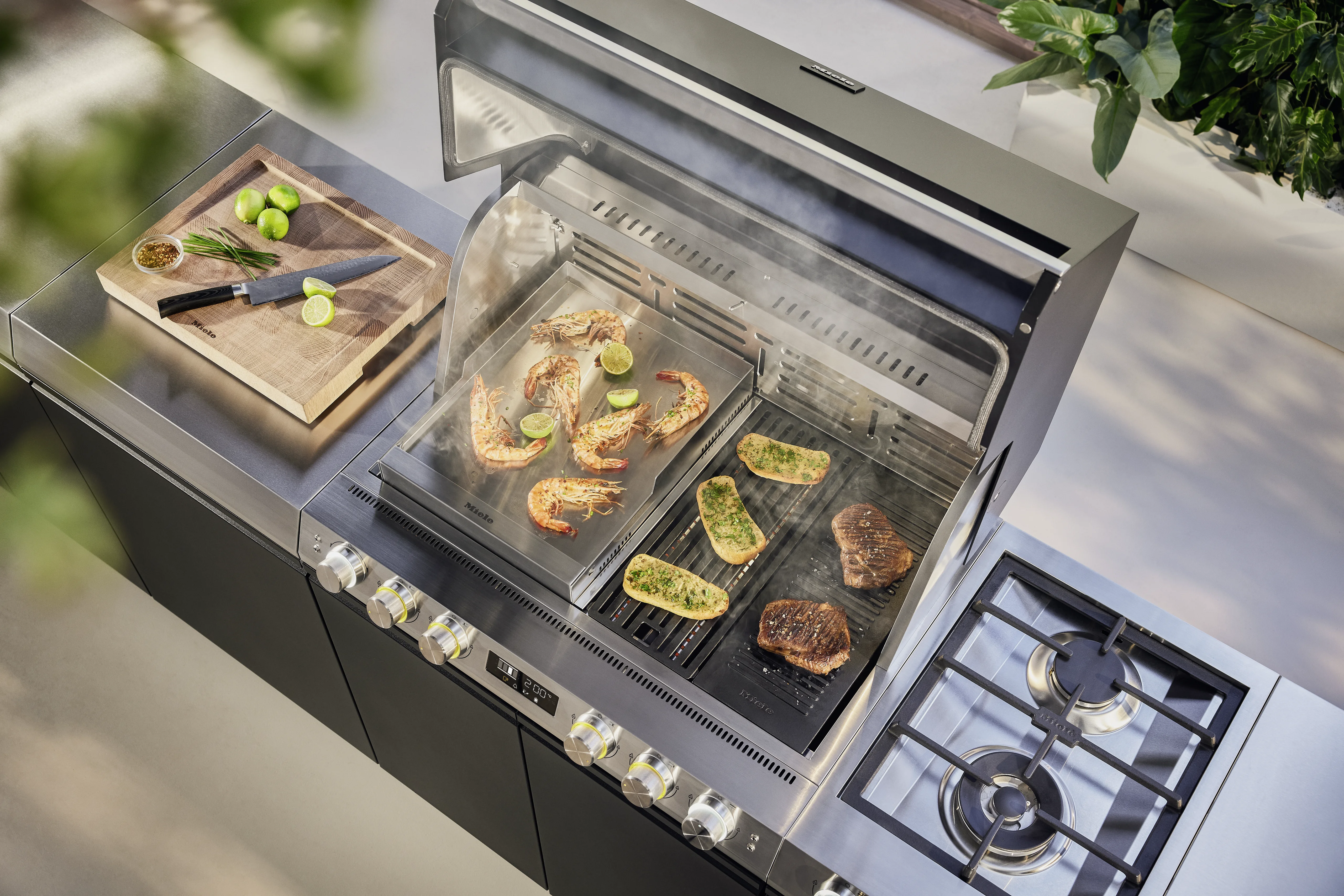 Miele Fire Pro Gasgrill mit Steaks – ViBa Elektrofachhandel München