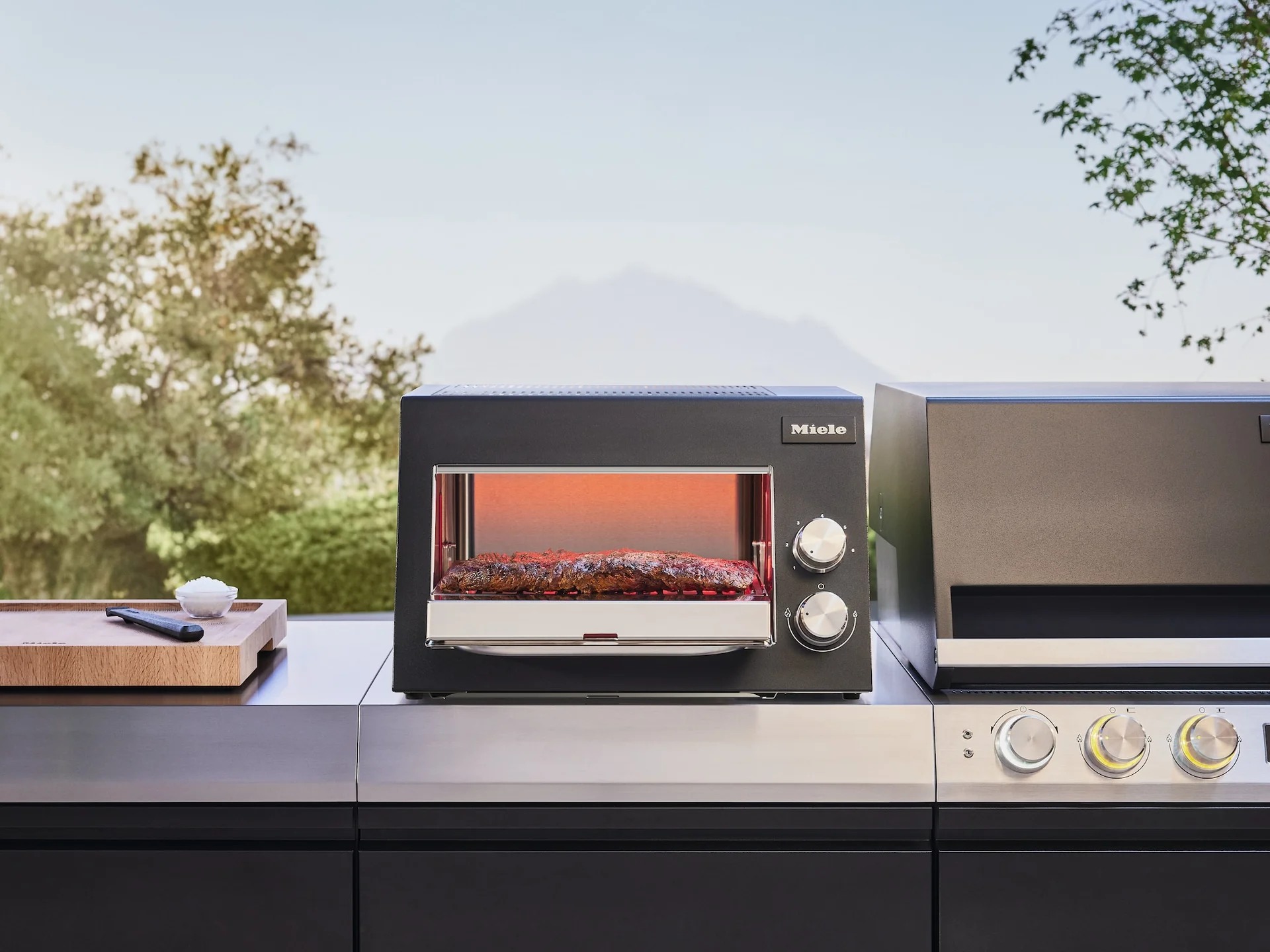 Miele Sear Pro Oberhitzegrill mit Rippchen 900°C – perfekte Kruste | ViBa München