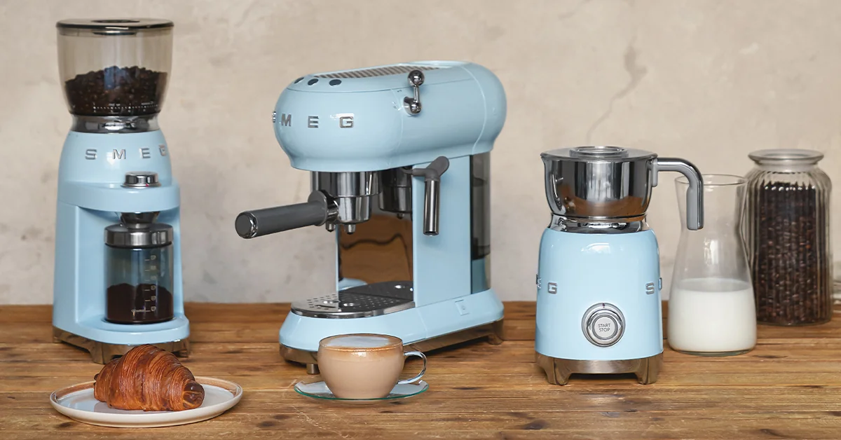 Smeg ECF Espressomaschine 50's Style in Creme — bei ViBa München Schwabing