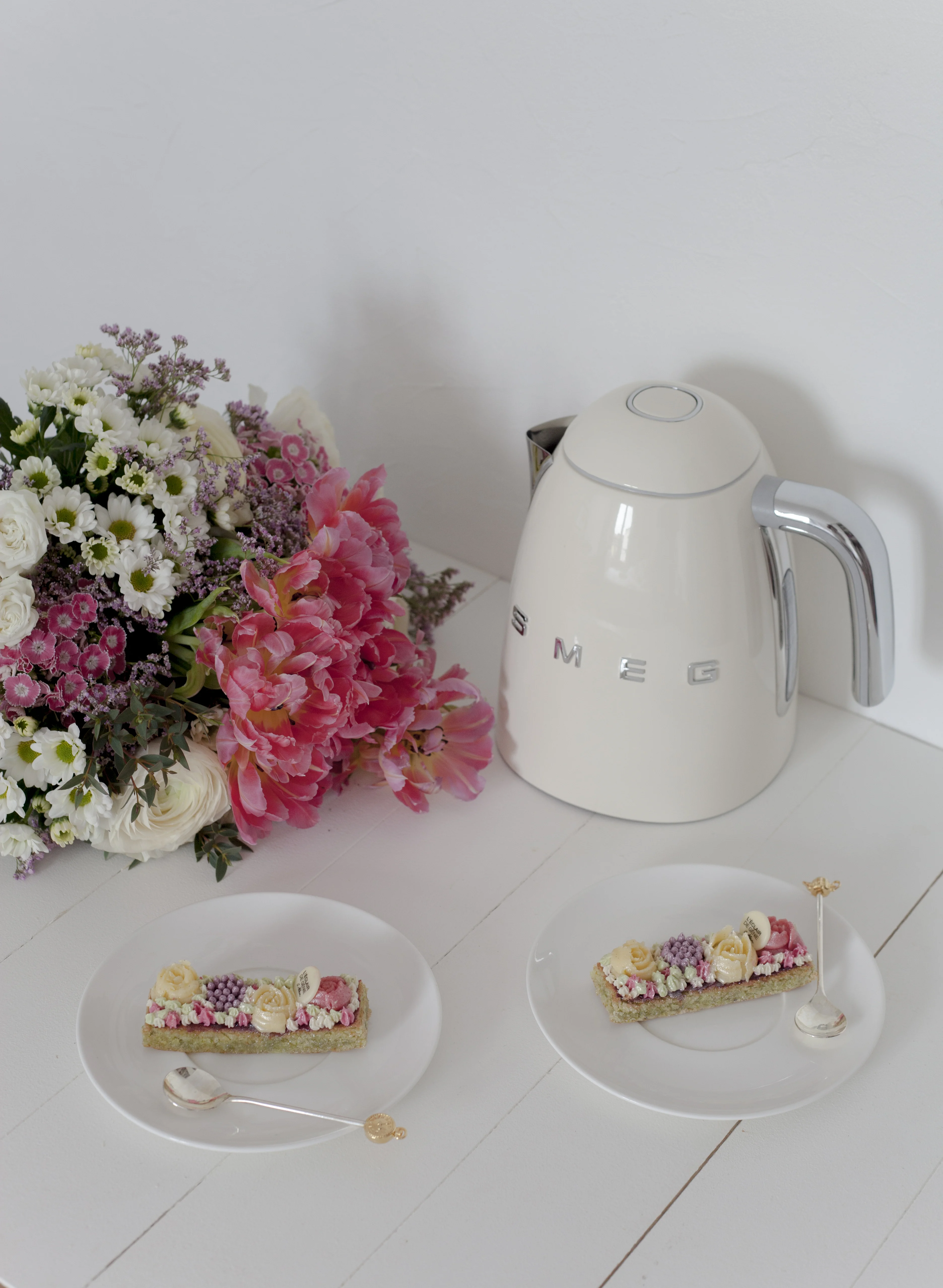 Smeg KLF04 Wasserkocher 50's Style in Pastellrosa — bei ViBa München